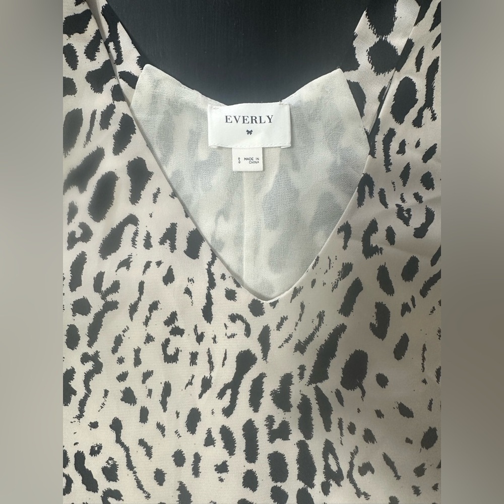 Everly black & white cheetah print top. Size Small. EUC. - Picture 6 of 8